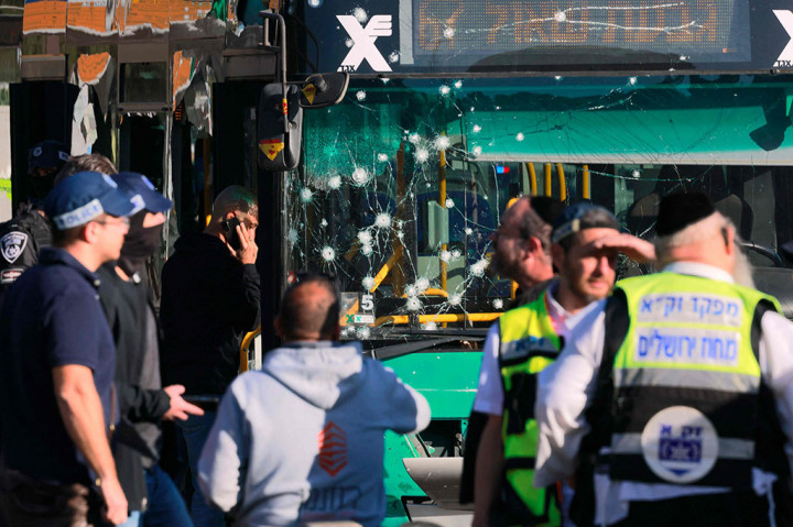 Sebuah ledakan di halte bus di pintu keluar barat Yerusalem menewaskan seorang pria dan melukai 11 orang.