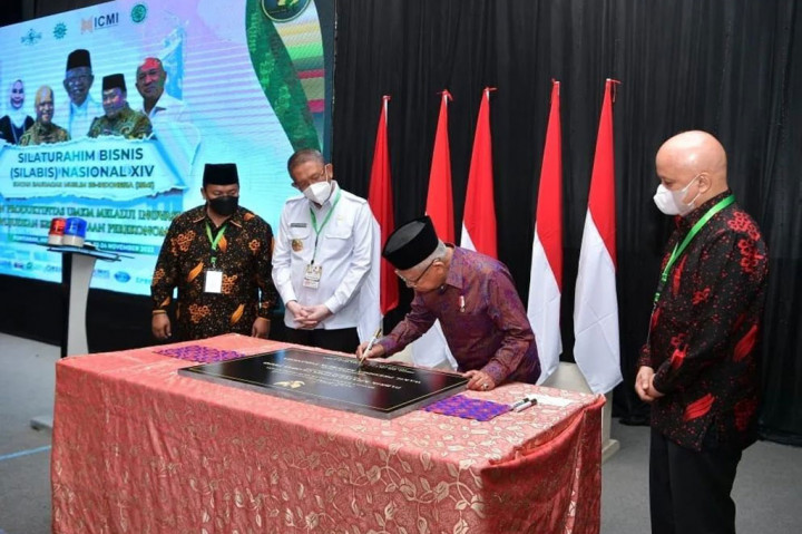 Pertama, mendorong pengembangan produk halal, utamanya bagi produk pangan yang dihasilkan UMKM. Kedua, pengembangan produk halal, dorongan inovasi dan transformasi ekonomi digital juga tidak kalah penting, termasuk bagi UMKM.