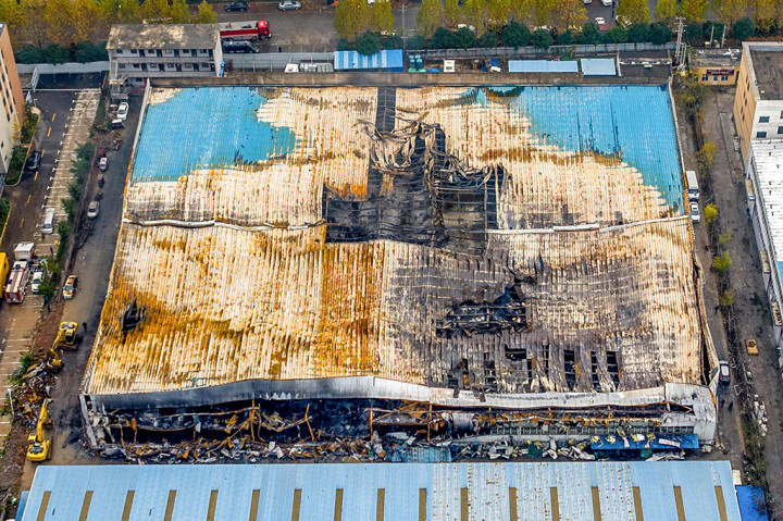 Foto udara yang diambil pada Selasa, 22 November 2022  menunjukkan kondisi sebuah pabrik garmen yang hangus dilalap api di Anyang, di Provinsi Henan, Tiongkok bagian tengah.