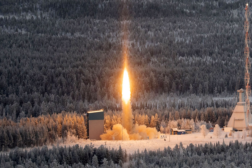 Gambar yang diambil pada 23 November 2022 menunjukkan peluncuran roket suborbital 'SubOrbital Express 3' dari Esrange Space Center di Jukkasjärvi, Swedia utara.