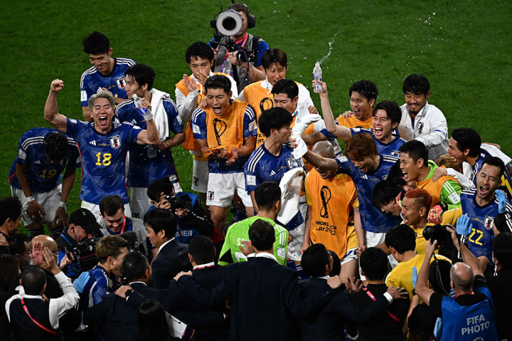 Hasil ini juga skor yang sama ketika Saudi menggulingkan Argentina sehari sebelumnya. Para penggawa Samurai Biru pun berpesta.