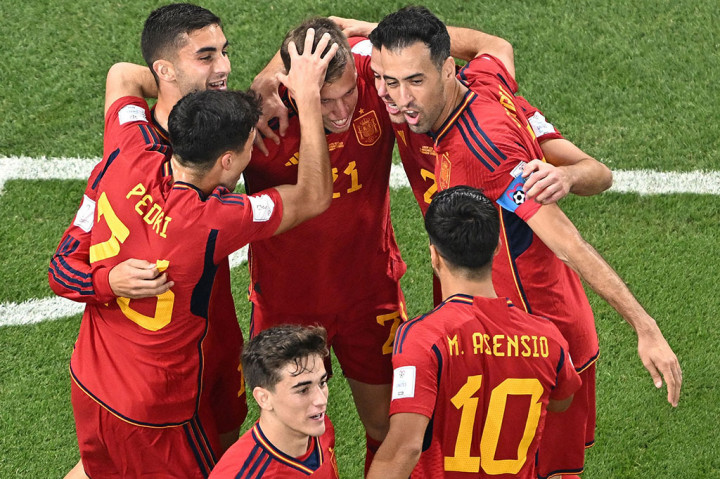 Spanyol mengambil inisiatif menyerang pada babak pertama dan langsung unggul ketika penyerang Dani Olmo mampu menjebol gawang Kosta Rika yang dijaga Keylor Navas pada menit 11.