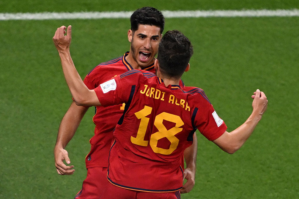 Berselang 10 menit, Marco Asensio membuat La Roja unggul 2-0 setelah mendapatkan umpan dari Jordi Alba dan melepaskan tendangan yang menjebol gawang Navas.