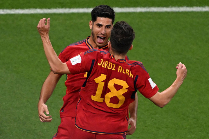 Berselang 10 menit, Marco Asensio membuat La Roja unggul 2-0 setelah mendapatkan umpan dari Jordi Alba dan melepaskan tendangan yang menjebol gawang Navas.