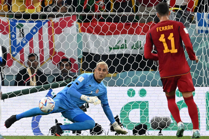 Pada menit ke-31 Spanyol mendapatkan hadiah penalti setelah Alba dilanggar oleh bek Kosta Rika Oscar Duarte. Ferran Torres yang maju sebagai algojo sukses melaksanakan tugasnya sehingga skor berubah menjadi 3-0.