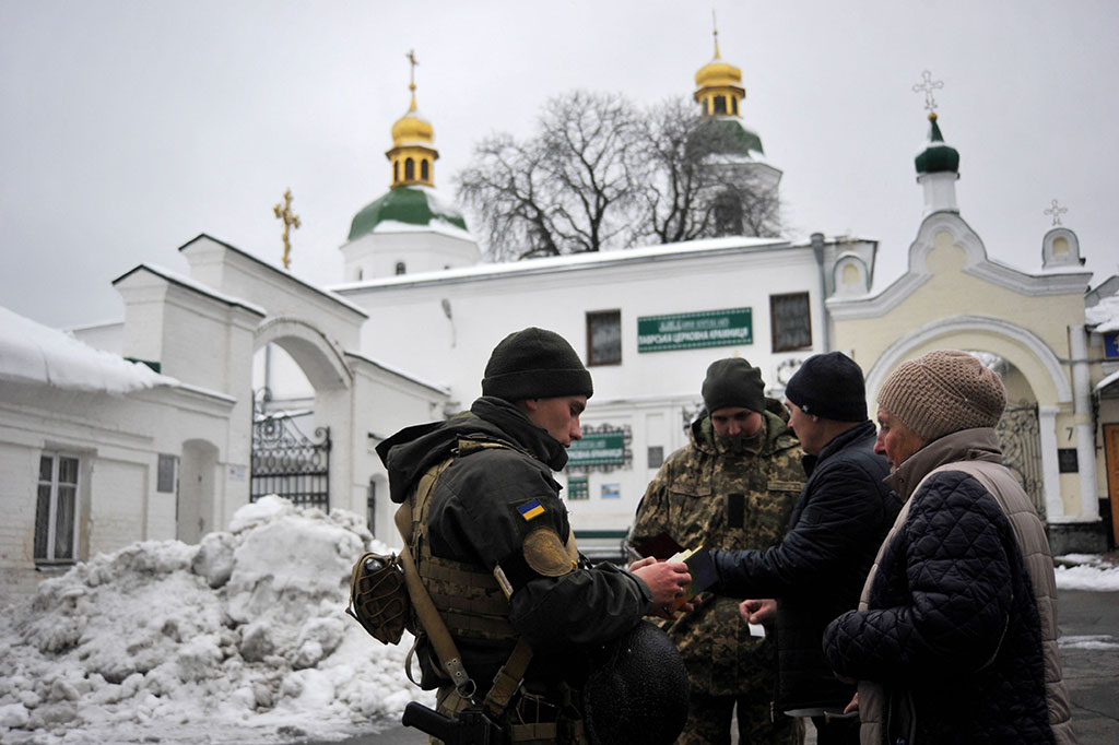 Dinas keamanan dan polisi SBU Ukraina memeriksa dokumen pengunjung biara Kyiv Pechersk Lavra di Kyiv, Ukraina, Selasa, 22 November 2022.