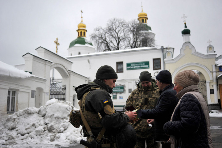 Dinas keamanan dan polisi SBU Ukraina memeriksa dokumen pengunjung biara Kyiv Pechersk Lavra di Kyiv, Ukraina, Selasa, 22 November 2022.