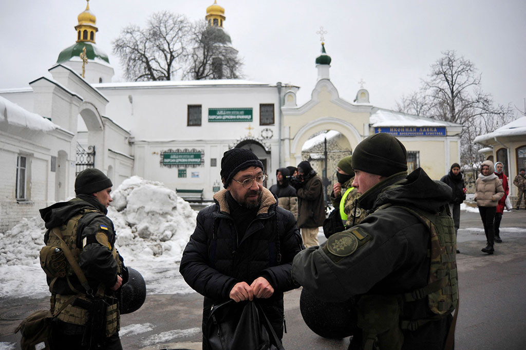 Dinas keamanan dan polisi Ukraina telah menggerebek sebuah biara Kristen Ortodoks berusia 1.000 tahun di Kyiv untuk melawan dugaan kegiatan subversif oleh dinas khusus Rusia.