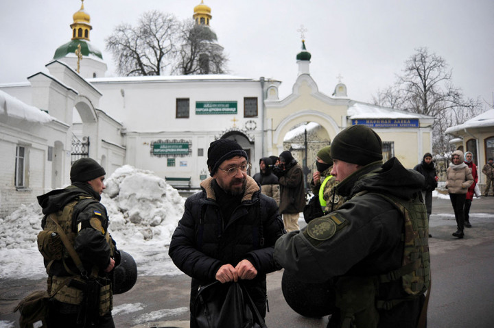 Dinas keamanan dan polisi Ukraina telah menggerebek sebuah biara Kristen Ortodoks berusia 1.000 tahun di Kyiv untuk melawan dugaan kegiatan subversif oleh dinas khusus Rusia.