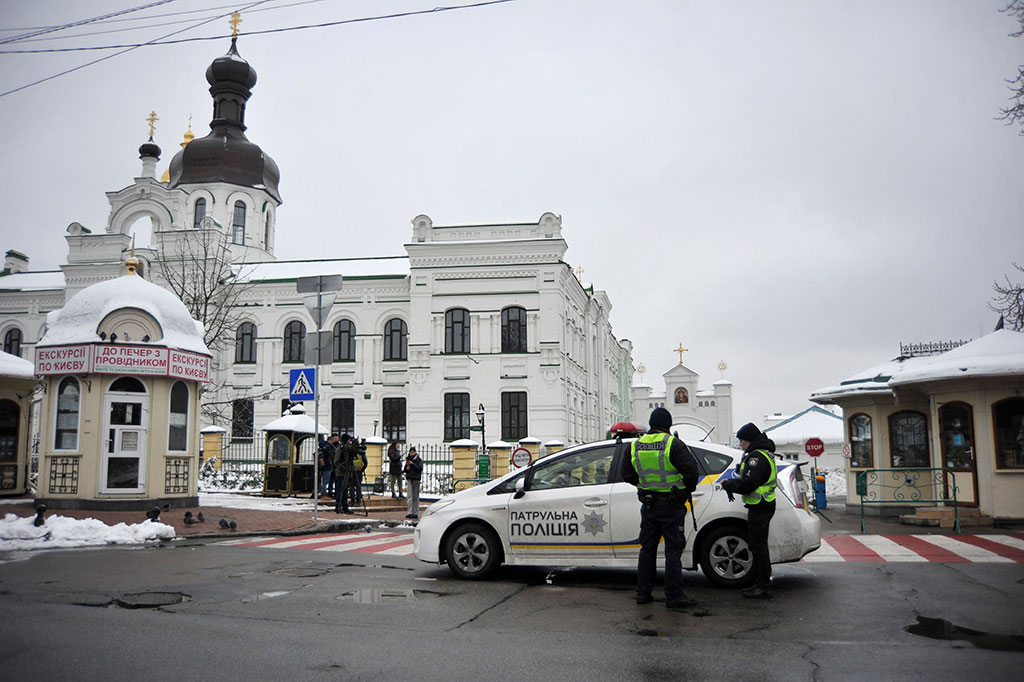 Kompleks Kyiv Pechersk Lavra yang luas, atau Kyiv Monastery of the Caves, ialah kekayaan budaya Ukraina dengan katedral, gereja, dan bangunan lainnya yang merupakan situs warisan dunia yang terdaftar di UNESCO.