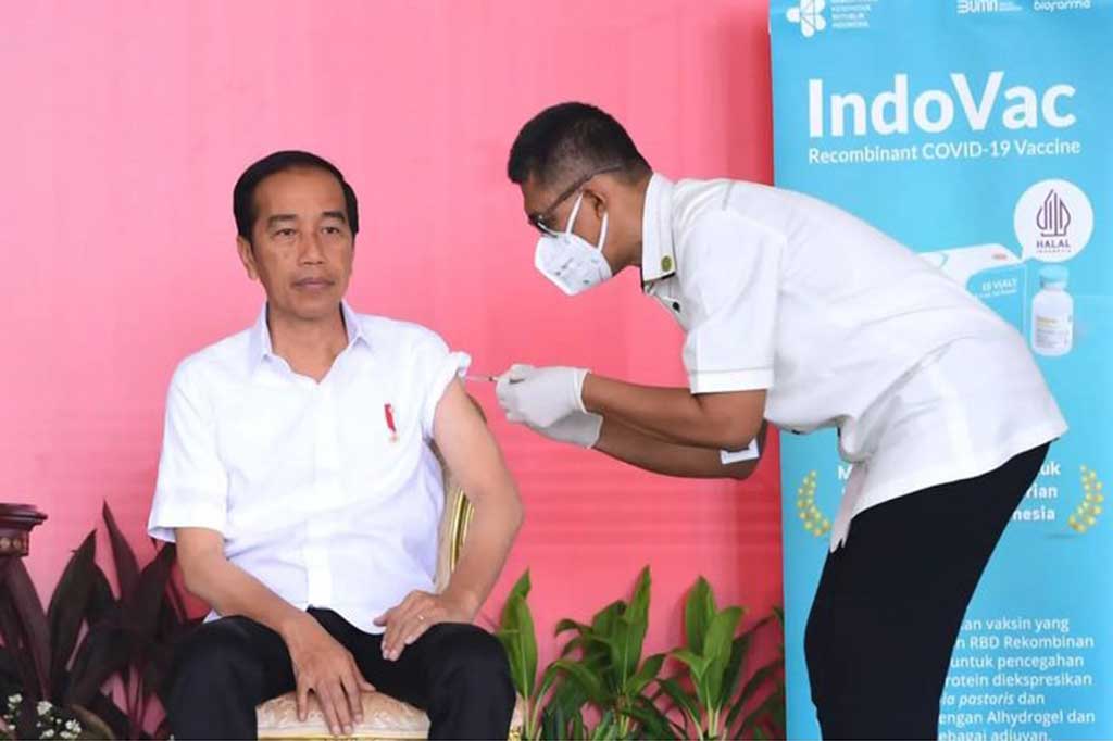 Presiden Joko Widodo (Jokowi) mendapat suntikan vaksinasi covid-19 booster kedua menggunakan vaksin Indovac.