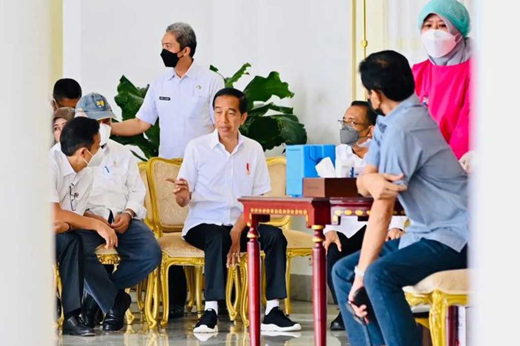 Presiden Jokowi pun mengajak masyarakat terutama tenaga kesehatan dan lansia untuk mendapatkan vaksinasi booster dosis kedua.