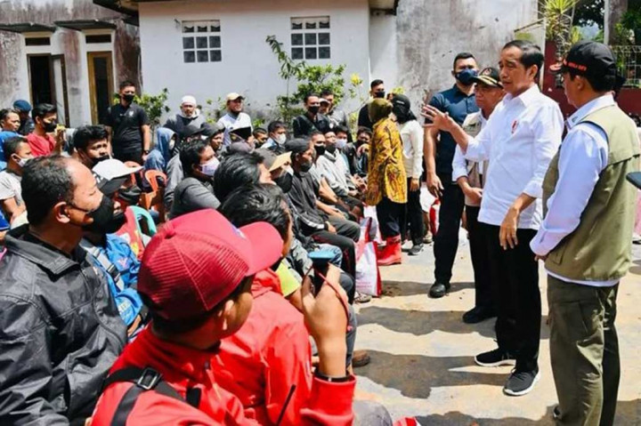 Presiden Joko Widodo menegaskan bahwa proses evakuasi menjadi prioritas utama untuk penanganan para korban yang masih tertimbun tanah longsor akibat gempa bumi yang melanda Kabupaten Cianjur, Provinsi Jawa Barat, pada Senin, 21 November lalu. Menurut Presiden, saat ini masih ada 39 korban yang belum ditemukan di wilayah Kecamatan Cugenang.