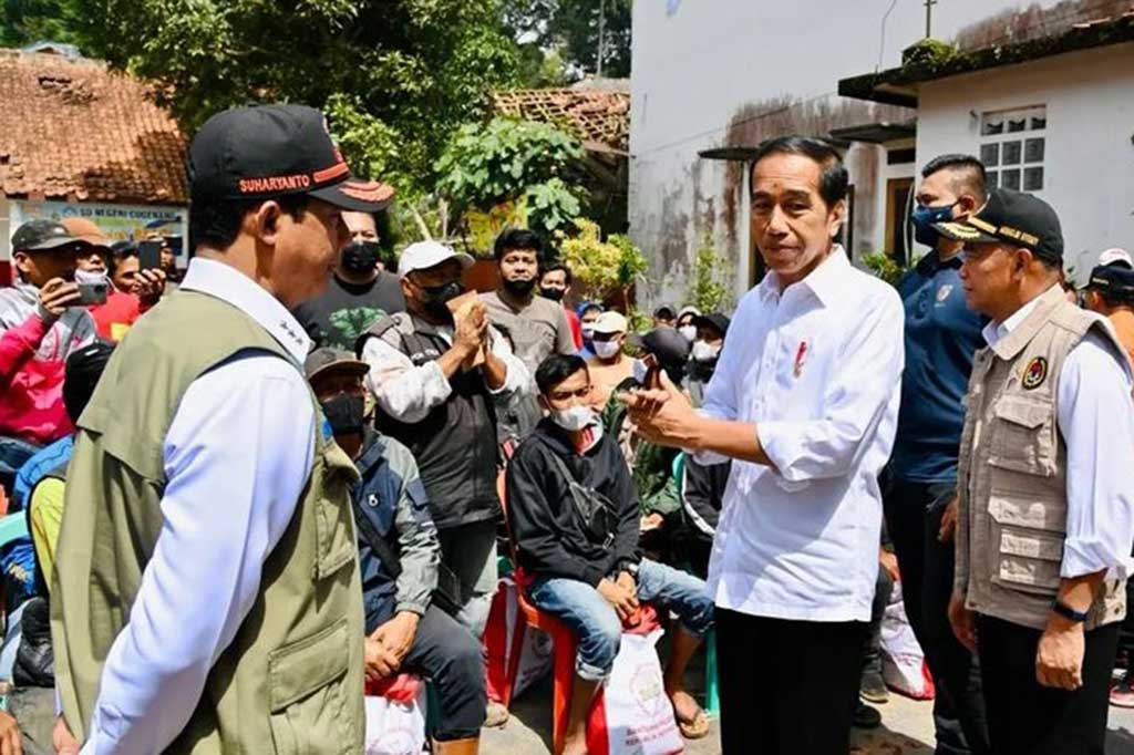 “Sehingga proses evakuasi menjadi prioritas saat ini, kita konsentrasi. Dan siang ini kita akan konsentrasi di titik ini untuk evakuasi,” ujar Presiden usai meninjau lokasi terdampak gempa di Jalan Mangunkerta, Kecamatan Cugenang, Kabupaten Cianjur, pada Kamis, 24 November 2022.