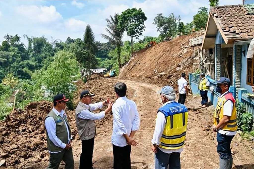 Presiden Joko Widodo (tengah) meninjau lokasi bencana gempa di Cugenang, Kabupaten Cianjur, Jawa Barat, Kamis, 24 November 2022. Dalam kunjungannya, Presiden ingin memastikan proses evakuasi korban gempa dapat berjalan dengan baik.