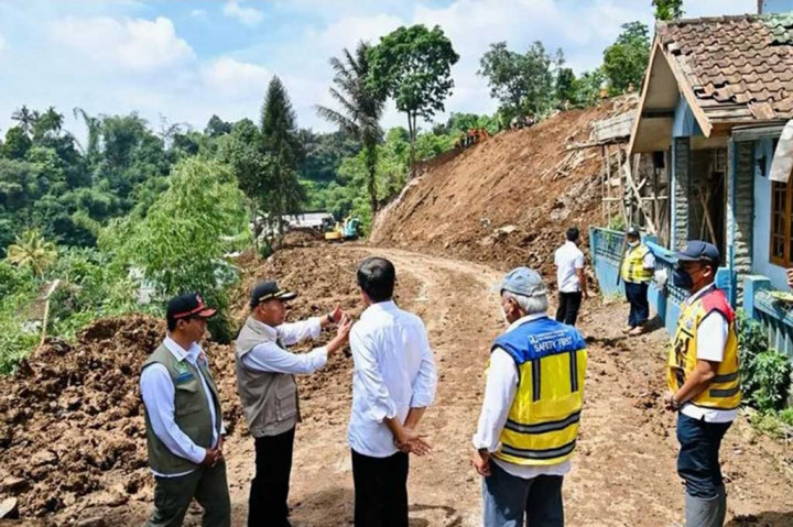 Presiden Joko Widodo (tengah) meninjau lokasi bencana gempa di Cugenang, Kabupaten Cianjur, Jawa Barat, Kamis, 24 November 2022. Dalam kunjungannya, Presiden ingin memastikan proses evakuasi korban gempa dapat berjalan dengan baik.