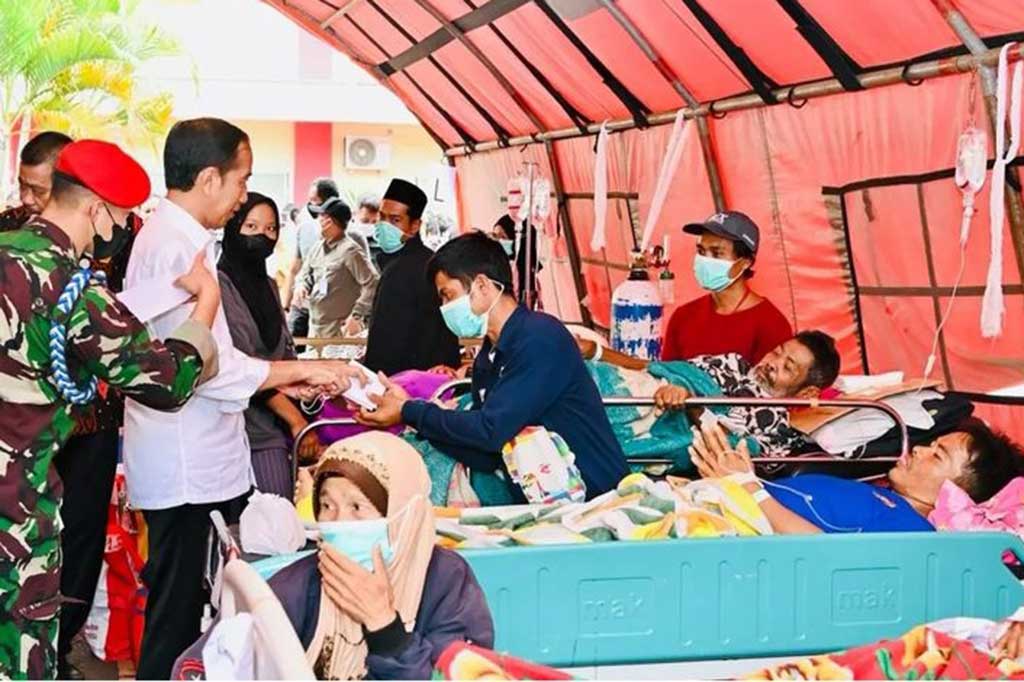 Jokowi juga mengunjungi RSUD Sayang, Cianjur untuk memastikan perawatan para penyintas gempa berjalan dengan baik. 