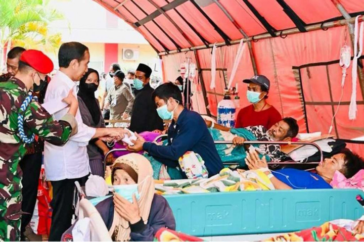 Jokowi juga mengunjungi RSUD Sayang, Cianjur untuk memastikan perawatan para penyintas gempa berjalan dengan baik. 