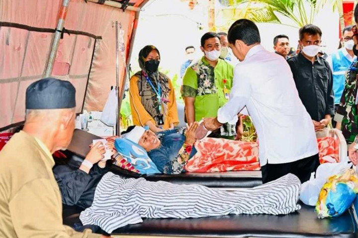 Presiden mengatakan dari 741 pasien di RS tersebut, sekarang hanya tinggal 24 pasien, karena sudah sebagian dipulangkan, sebagian dirujuk ke Bandung dan Jakarta bagi kasus-kasus berat.