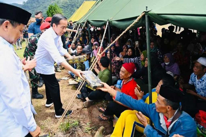 Presiden juga menjelaskan bahwa terdapat sejumlah kendala dalam melakukan evakuasi. Mulai dari kondisi di lapangan yang curam serta masih terjadinya hujan dan gempa susulan di kawasan tersebut. “Tapi tadi Menteri PUPR sudah memerintahkan kepada jajarannya yang sudah terbiasa lakukan cut and fill. Saya rasa ini bisa segera dikerjakan,” tutur Presiden.