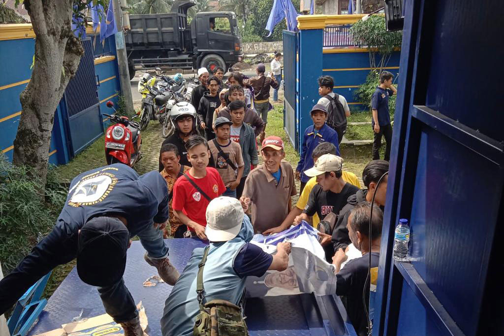 Warga korban gempa antre untuk mendapatkan bantuan dari Dewan Pimpinan Wilayah (DPW) Partai NasDem Jawa Barat, Kamis, 24 November 2022. Seperti diketahui, NasDem Jabar mendirikan posko kesehatan, memberikan bantuan makanan cepat saji, hingga membuat dapur umum.