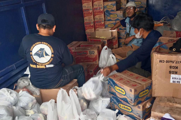 Selain bantuan kesehatan, NasDem Jabar juga memberikan berbagai keperluan bagi korban gempa Cianjur seperti makanan cepat saji dan minuman, selimut dan kebutuhan lainnya.