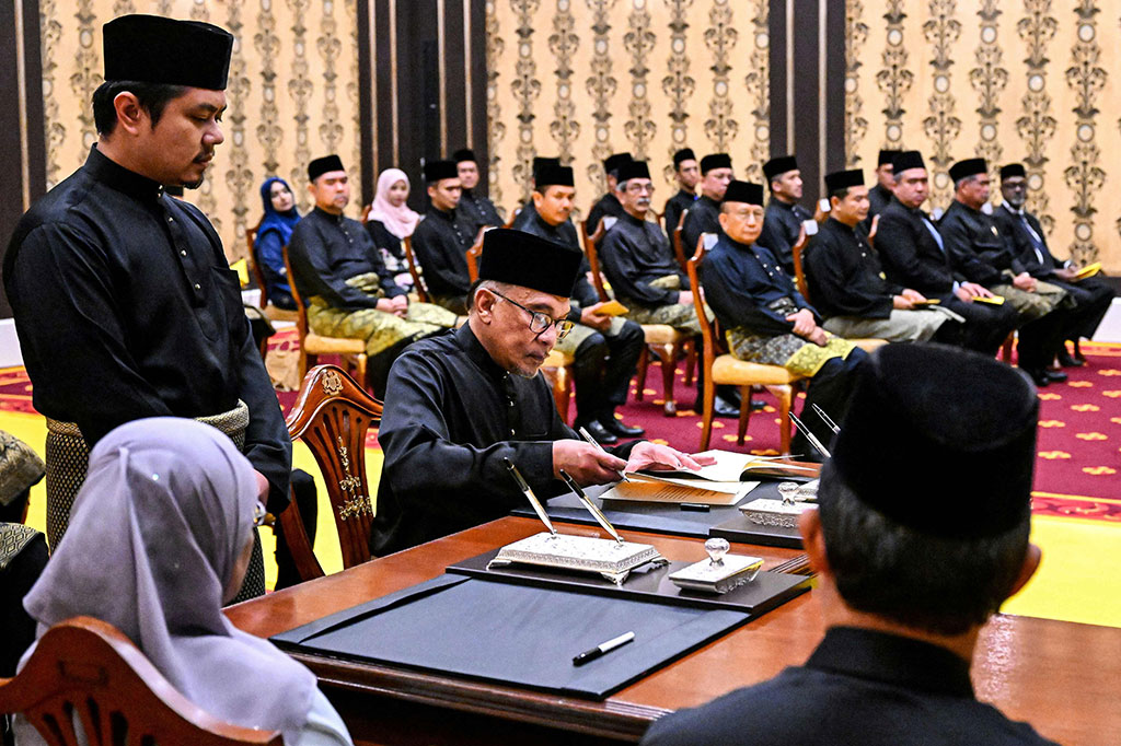 Upacara di Istana Negara menutup babak salah satu pemilihan paling dramatis dalam sejarah Malaysia, setelah tidak ada partai yang berhasil mengamankan suara mayoritas untuk membentuk parlemen untuk pertama kalinya sejak kemerdekaan pada 1957.