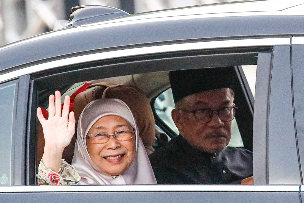 Naiknya Anwar ke jabatan PM menutup kehidupan politik yang bergejolak, yang tidak hanya mendorongnya ke koridor kekuasaan tetapi juga menjebloskannya ke dalam sel penjara.