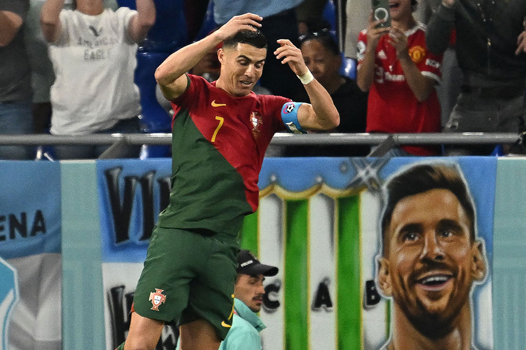 Striker Portugal Cristiano Ronaldo membuat sejarah sebagai pesepak bola pertama yang mencetak gol dalam lima Piala Dunia berbeda. Hal itu setelah CR7 menyarangkan bola ke gawang Ghana lewat titik penalti dalam kemenangan negaranya 3-2 di Grup H Piala Dunia 2022 Qatar, Kamis, 24 November 2022.