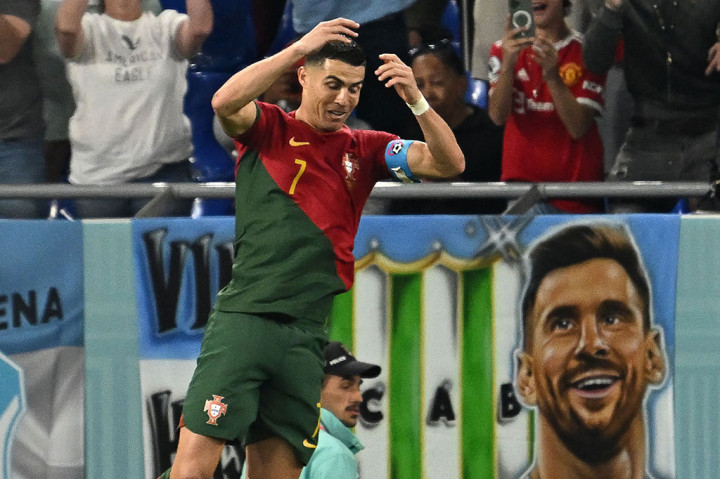 Striker Portugal Cristiano Ronaldo membuat sejarah sebagai pesepak bola pertama yang mencetak gol dalam lima Piala Dunia berbeda. Hal itu setelah CR7 menyarangkan bola ke gawang Ghana lewat titik penalti dalam kemenangan negaranya 3-2 di Grup H Piala Dunia 2022 Qatar, Kamis, 24 November 2022.