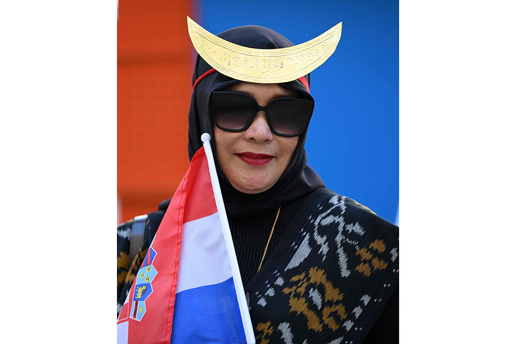 Suporter perempuan Indonesia nampal anggun dengan mengenakan pakaian adat Nusa Tenggara Timur (NTT).