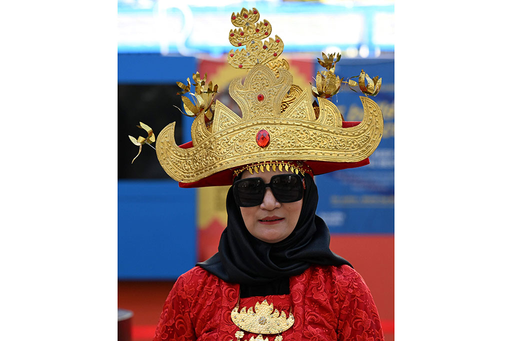 Suporter perempuan Indonesia nampal anggun dengan mengenakan pakaian adat Lampung.