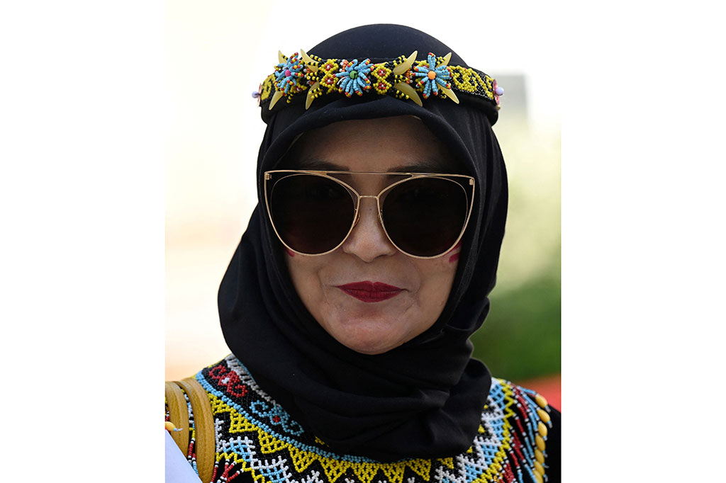 Suporter perempuan Indonesia nampal anggun dengan mengenakan pakaian adat Kalimantan.