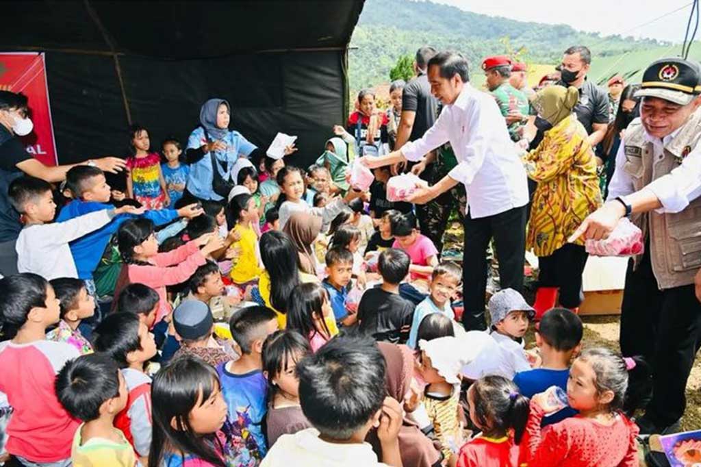 Presiden Joko Widodo menegaskan bahwa proses evakuasi menjadi prioritas utama untuk penanganan para korban yang masih tertimbun tanah longsor akibat gempa bumi yang melanda Kabupaten Cianjur, Provinsi Jawa Barat, pada Senin, 21 November lalu. Menurut Presiden, saat ini masih ada 39 korban yang belum ditemukan di wilayah Kecamatan Cugenang.