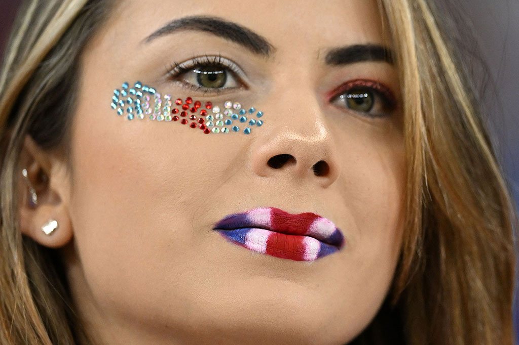 Suporter Kosta Rika menghadiri pertandingan sepak bola Grup E Piala Dunia Qatar 2022 antara Spanyol dan Kosta Rika di Stadion Al-Thumama, Doha, Rabu, 23 November 2022. AFP PHOTO/Raul Arboleda