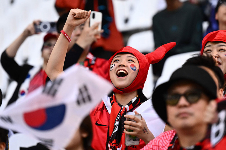 Suporter Korea Selatan bersorak jelang pertandingan sepak bola Grup H Piala Dunia 2022 Qatar antara Uruguay dan Korea Selatan di Education City Stadium di Al-Rayyan, sebelah barat Doha pada Kamis, 24 November 2022. AFP PHOTO/Jewel Samad