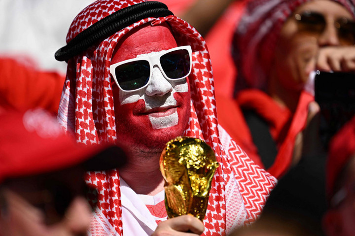 Seorang suporter Swiss memegang tiruan trofi Piala Dunia bersorak jelang pertandingan sepak bola Grup G Piala Dunia Qatar 2022 antara Swiss dan Kamerun di Stadion Al-Janoub di Al-Wakrah, selatan Doha pada Kamis, 24 November 2022. AFP PHOTO/Kirill Kudryavtsev