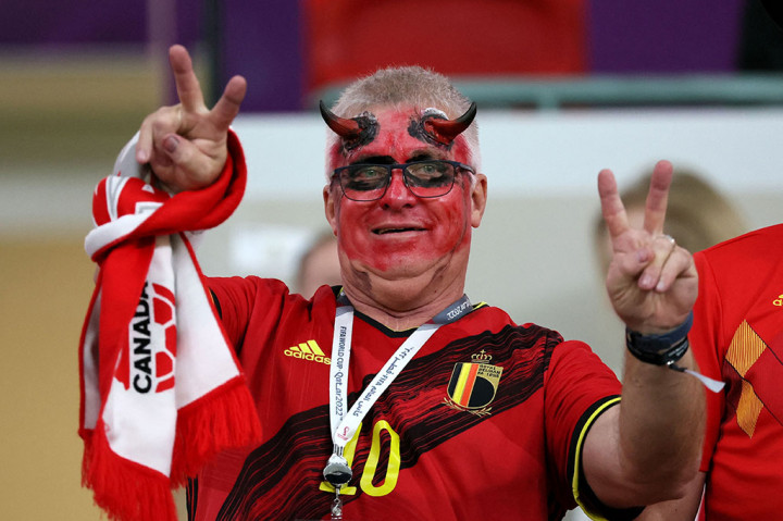 Seorang pendukung Belgia bersorak menjelang pertandingan sepak bola Grup F Piala Dunia 2022 Qatar antara Belgia dan Kanada di Stadion Ahmad Bin Ali di Al-Rayyan, barat Doha pada 23 November 2022. AFP PHOTO/Jack Guez