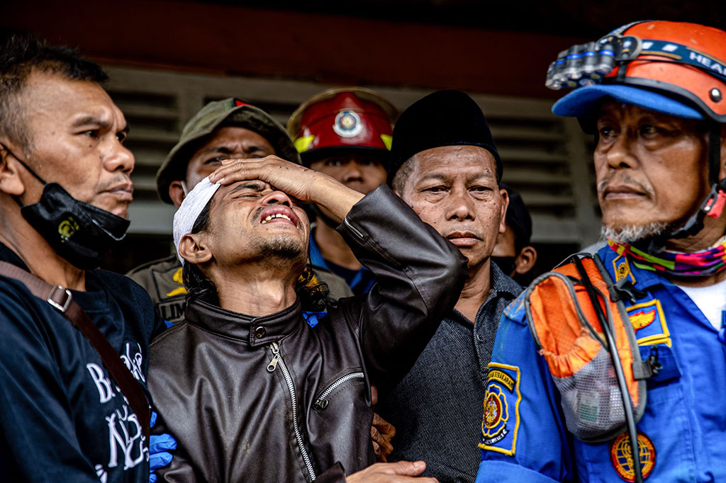 Ahmad Ashikin (kedua kiri) menangis histeris setelah putrinya, Ashika Nur Fauziah, 7, ditemukan tewas di reruntuhan rumah di Cugenang, Cianjur.