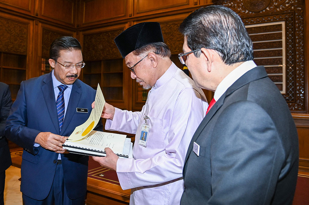 Pada konferensi pers pertamanya pada Kamis, 24 November malam, politisi veteran berusia 75 tahun itu mengatakan tidak akan mengambil gaji sebagai perdana menteri dan bahwa pemerintahnya akan menjamin dan melindungi hak-hak semua warga Malaysia, terutama yang terpinggirkan dan miskin, tanpa memandang ras atau agama. Ia juga menekankan pentingnya reformasi.