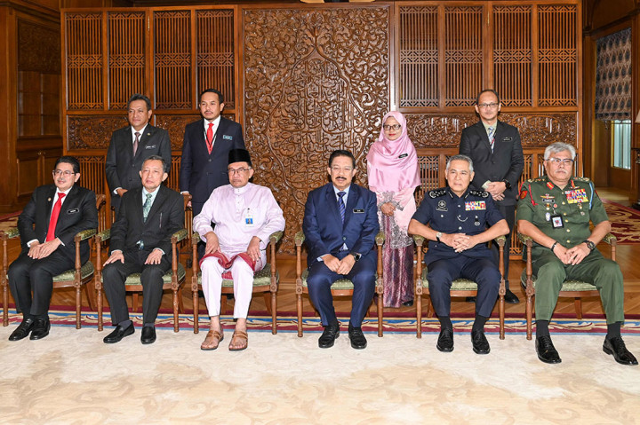 “Kami tidak akan pernah berkompromi untuk membentuk pemerintahan yang baik, gerakan anti-korupsi, independensi peradilan, dan kesejahteraan rakyat biasa Malaysia,” katanya.