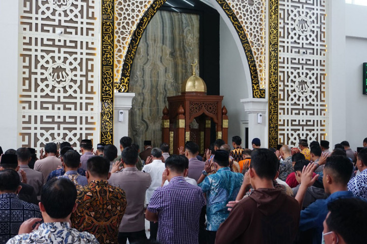 Salat gaib yang doa bersama tersebut dikhususkan untuk korban meninggal dunia akibat bencana gempa bumi di Cianjur, Jawa Barat, serta memohon doa kepada Allah SWT agar Indonesia dan rakyatnya diberi keselamatan juga kesehatan.