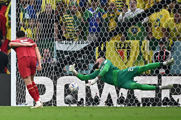 Kiper Serbia Vanja Milinkovic-Savic bergerak ke arah yang benar, namun tetap tidak bisa menjangkau bola sepakan Richarlison.