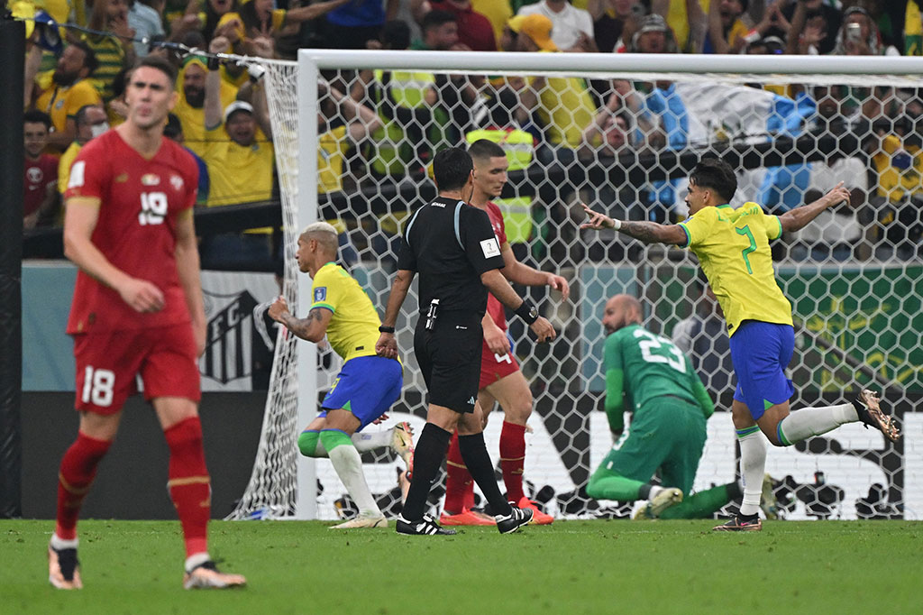 Richarlison melakukan selebrasi setelah menjol gawang Serbia untuk kedua kalinya.