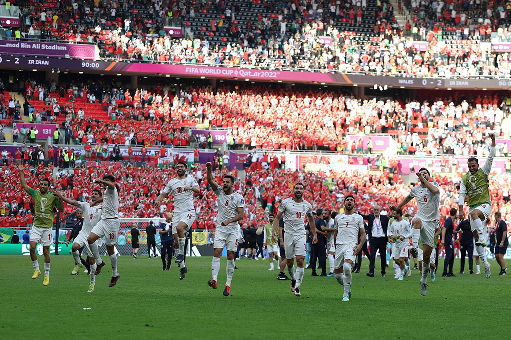 Dua gol yang dicetak pada waktu tambahan babak kedua membawa timnas Iran menaklukkan Wales dengan skor 2-0 pada lanjutan pertandingan Grup B Piala Dunia 2022 di Stadion Ahmed bin Ali, Al Rayyan, Qatar, Jumat, 25 November 2022 malam WIB. Penggawa Tim Melli pun bersuka cita.