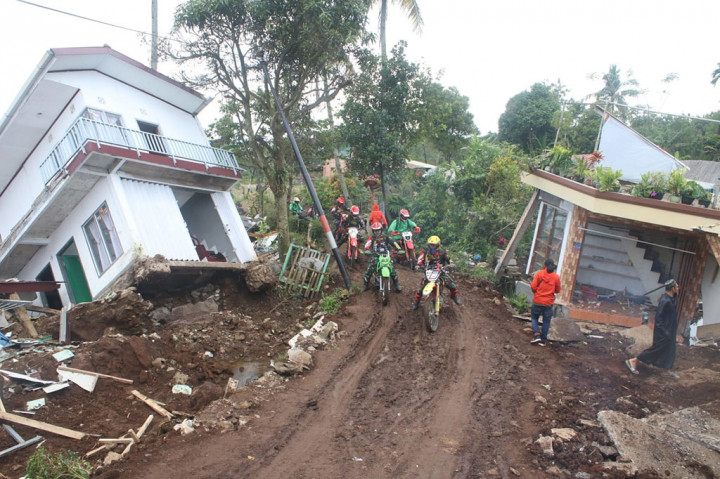 Kelompok trail Kopassus berhasil menembus wilayah yang sulit terjangkau dan belum tersentuh bantuan pascaterjadinya gempa di Cianjur, Jawa Barat, Jumat, 25 November 2022.