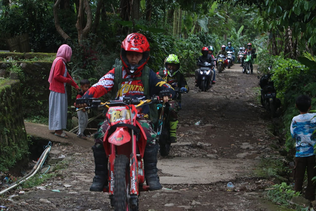 Kehadiran Kopassus tersebut karena adanya informasi bahwa tidak meratanya distribusi bantuan selama ini, serta tidak tersentuhnya beberapa wilayah yang berada di pelosok Cianjur akibat akses jalan yang tidak memungkinkan untuk ditembus dengan kendaraan roda empat. 