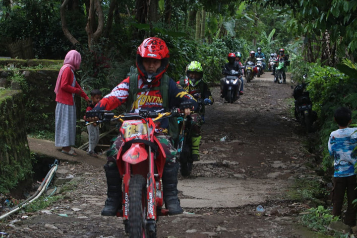 Kehadiran Kopassus tersebut karena adanya informasi bahwa tidak meratanya distribusi bantuan selama ini, serta tidak tersentuhnya beberapa wilayah yang berada di pelosok Cianjur akibat akses jalan yang tidak memungkinkan untuk ditembus dengan kendaraan roda empat. 