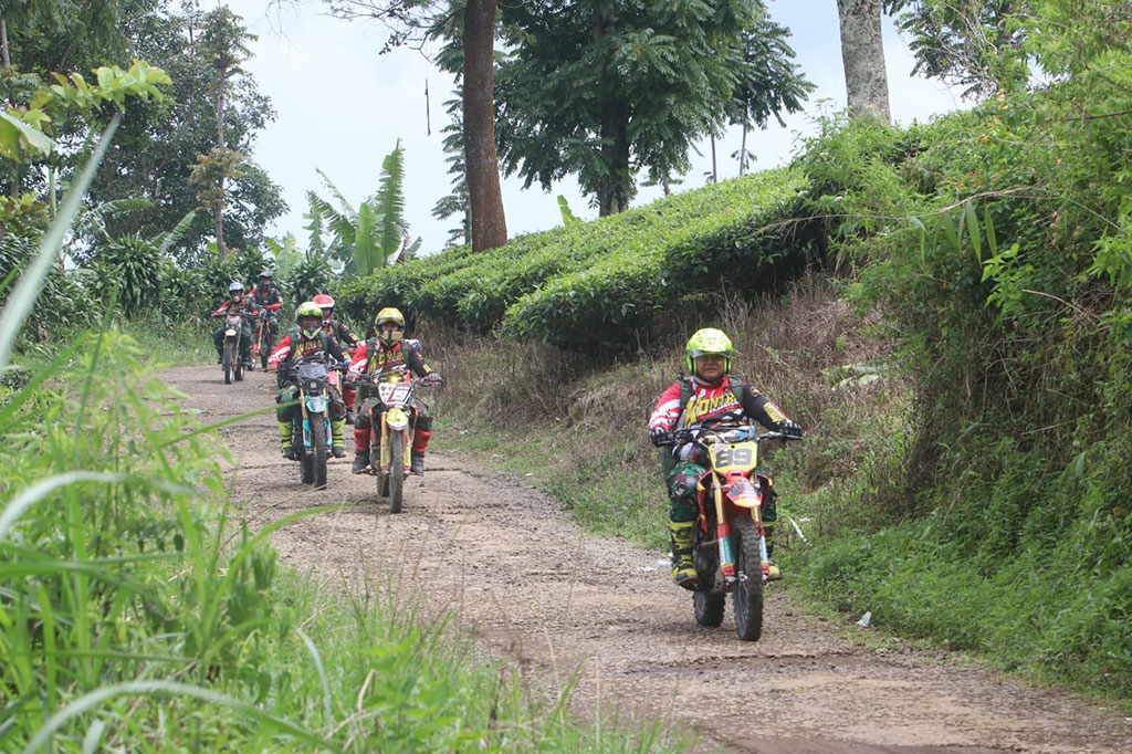 Kelompok Trail Kopassus dipimpin oleh Mayor Inf Hendis Asies bergerak menggunakan 10 unit motor trail dengan dilengkapi bantuan berupa 30 karung beras, 20 dus mie instant, air mineral, perlengkapan bayi, terpal, susu, selimut, dan perlengkapan lainnya. Kelompok trail Kopassus juga membawa obat-obatan serta tim medis guna memberikan bantuan kesehatan kepada warga. 