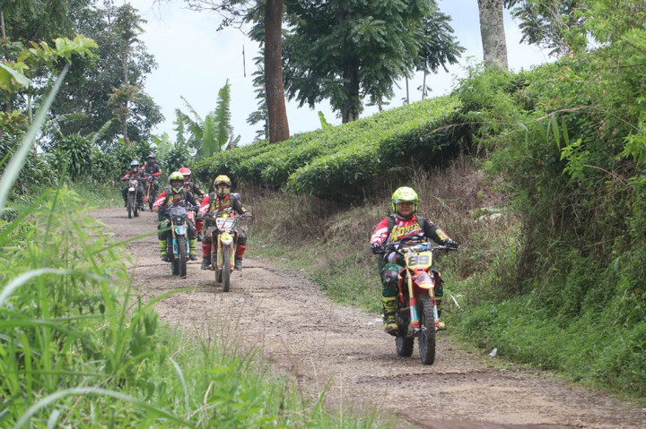 Kelompok Trail Kopassus dipimpin oleh Mayor Inf Hendis Asies bergerak menggunakan 10 unit motor trail dengan dilengkapi bantuan berupa 30 karung beras, 20 dus mie instant, air mineral, perlengkapan bayi, terpal, susu, selimut, dan perlengkapan lainnya. Kelompok trail Kopassus juga membawa obat-obatan serta tim medis guna memberikan bantuan kesehatan kepada warga. 